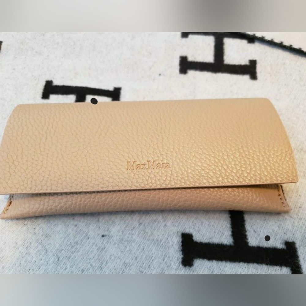 For @hannytan76 MaxMara Sunglasses Case